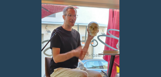 Autor Nola mit Totenkopf