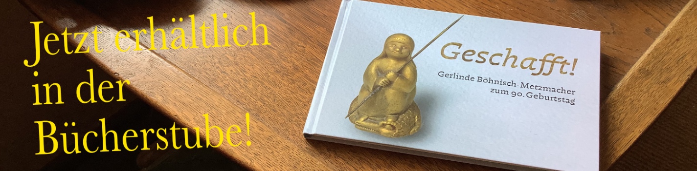 Kleine Figur, deren Kopf zu sehen ist, vor blauem Hintergrund. Sie trägt eine rote, spitze Mütze und einen blauen Pulli und hat die rechte Wange auf seine Hand gestützt. Im Vordergund sind die Oberkanten von drei Heften zu sehen.